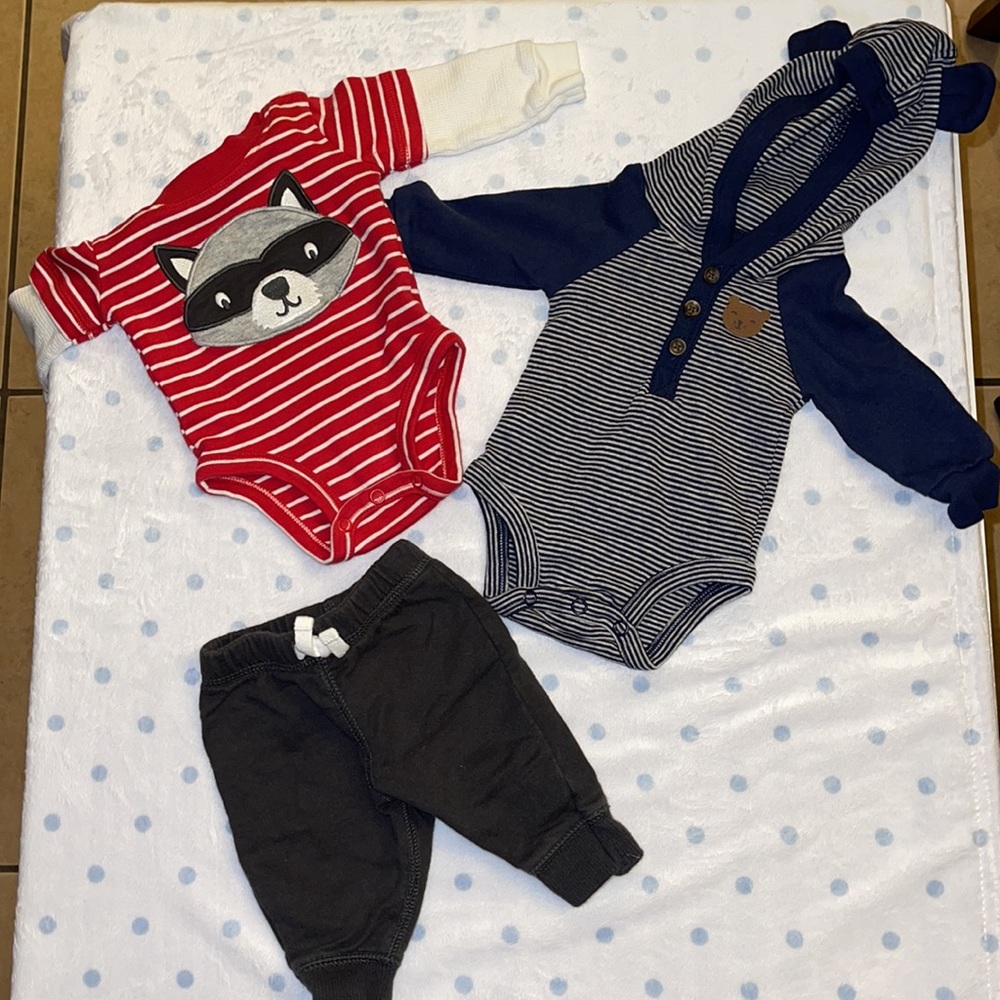 Carter’s 3 pieces total. Newborn